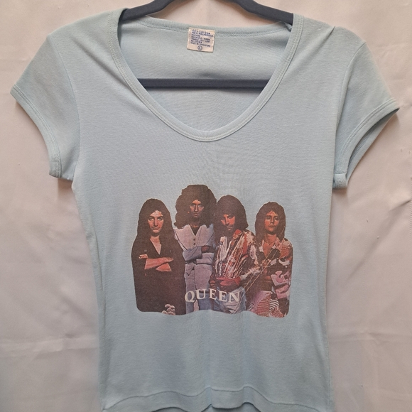 Vtg Queen graphic V-neck baby tee in baby blue vintage size L - Picture 1 of 11
